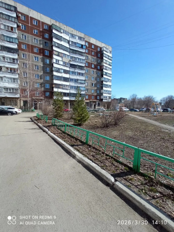 Уборка придомовой территории возле дома № 45 по улице 50-летия Магнитки продолжается