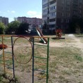 ООО УК "Мой дом"  красит игровое оборудование на детских площадках.