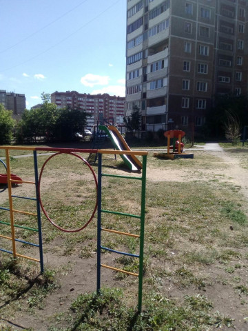 ООО УК "Мой дом"  красит игровое оборудование на детских площадках.
