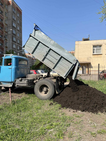 По заявкам жителей 138 микрорайона был завезен чернозем