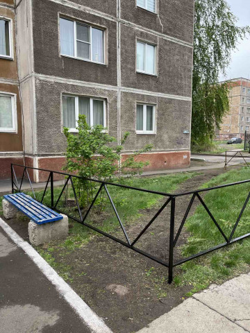 ул. Калмыкова, 8/2 - произвели покраску ограждения и дверей в подвалах
