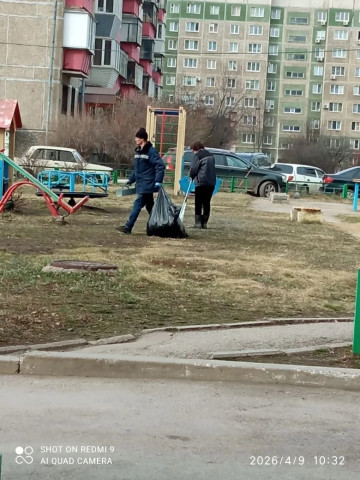 Сотрудники управляющей компании «Мой дом» приняли участие в субботнике на детской площадке возле дома № 45 по улице 50-летия Магнитки
