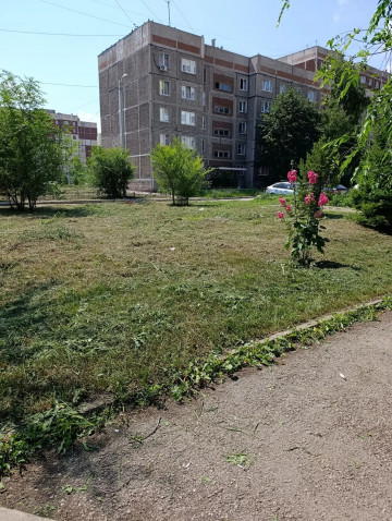 В 144 микрорайоне приступили ко второму покосу травы