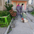 Установили новые скамейки возле подъездов
