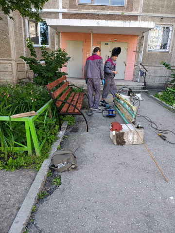 Установили новые скамейки возле подъездов