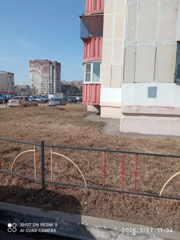 В 144 микрорайоне дворники приступили к весенней уборке придомовой территории