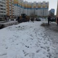 Активно продолжается очистка от снега и наледи внутриквартальных проездов.