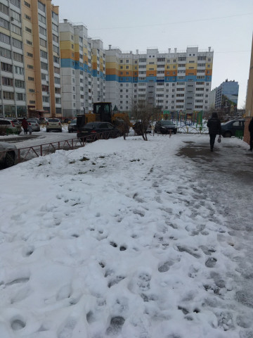 Активно продолжается очистка от снега и наледи внутриквартальных проездов.