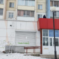 Убираем снег с крыш пристроенных нежилых помещений в 145 микрорайоне