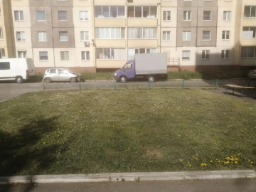 Приступили к покосу травы в 134 микрорайоне