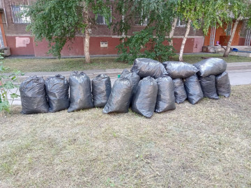 Завершили уборку травы и мусора на детской площадке в 143 микрорайоне