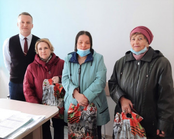 В торжественной обстановке произошло поздравление с 77-ой годовщиной Победы и вручение подарков родственникам ветеранов Великой Отечественной войны, проживающих на территории обслуживания УК "Мой дом".