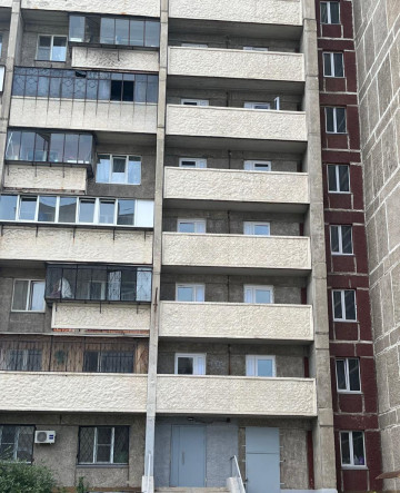 Установили новые двери на переходных балконах в доме № 10/1 по улице Коробова